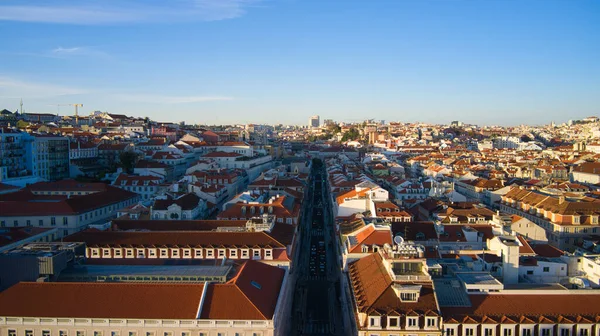 Lizbon, Portekiz - 13 Ocak 2022: Portekiz caddesinin havadan görünüşü. Kış batımı.