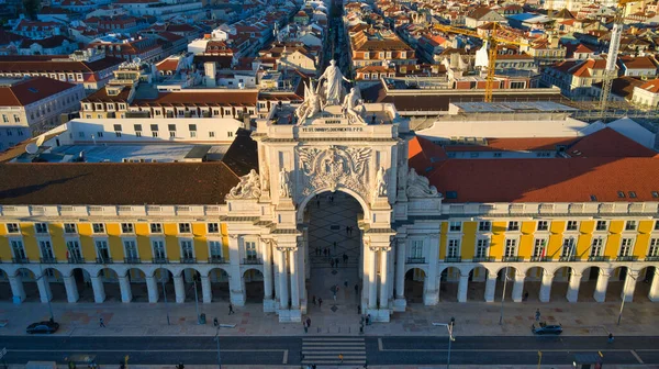 Portekiz, Lizbon 'daki Ticaret Meydanı' ndan Augusta Sokağı Kemeri 'nin insansız hava aracı görüntüsü. Mavi gökyüzüyle güneşli bir gün.