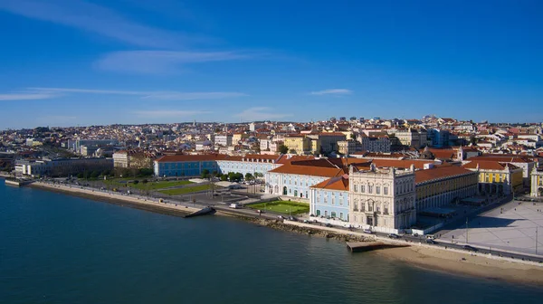 Portekiz, Lizbon 'daki Ticaret Meydanı' ndan Augusta Sokağı Kemeri 'nin insansız hava aracı görüntüsü. Mavi gökyüzüyle güneşli bir gün.
