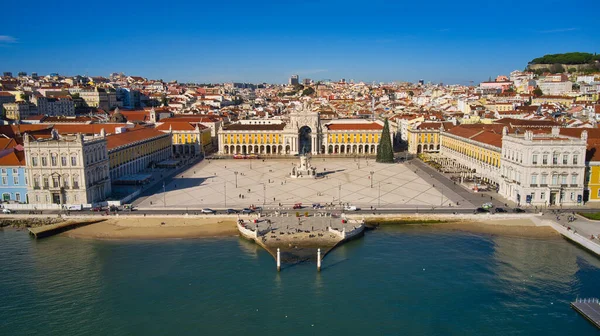 Portekiz, Lizbon 'daki Ticaret Meydanı' ndan Augusta Sokağı Kemeri 'nin insansız hava aracı görüntüsü. Mavi gökyüzü güneşli. I. Joseph Portekiz kral heykeli.