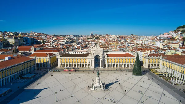 Portekiz, Lizbon 'daki Ticaret Meydanı' ndan Augusta Sokağı Kemeri 'nin insansız hava aracı görüntüsü. Mavi gökyüzü güneşli. I. Joseph Portekiz kral heykeli.