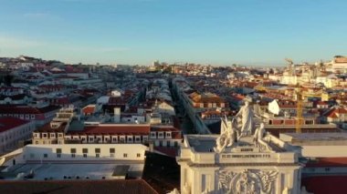 Portekiz, Lizbon 'daki Ticaret Meydanı' ndan Augusta Sokağı Kemeri 'nin insansız hava aracı görüntüsü. Kış batımı.
