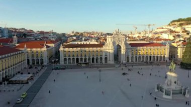 Portekiz, Lizbon 'daki Ticaret Meydanı' ndan Augusta Sokağı Kemeri 'nin insansız hava aracı görüntüsü. Kış batımı.