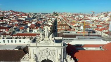 Portekiz, Lizbon 'daki Ticaret Meydanı' ndan Augusta Sokağı Kemeri 'nin insansız hava aracı görüntüsü. Mavi gökyüzü güneşli. I. Joseph Portekiz kral heykeli.