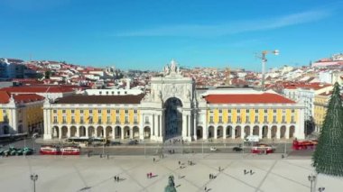 Portekiz, Lizbon 'daki Ticaret Meydanı' ndan Augusta Sokağı Kemeri 'nin insansız hava aracı görüntüsü. Mavi gökyüzüyle güneşli bir gün.