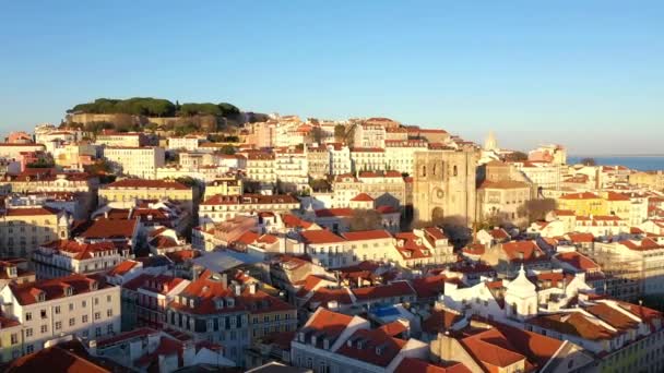 里斯本大教堂 Lisboa 的空中景观 背景是Sao Jorge城堡 冬日落山 — 图库视频影像