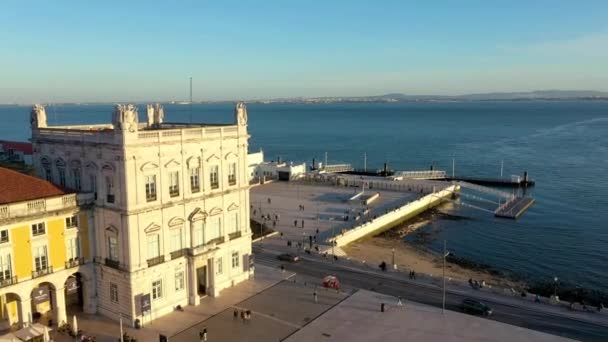 葡萄牙里斯本商业广场奥古斯塔街拱门的空中无人机图像 冬日落日 — 图库视频影像