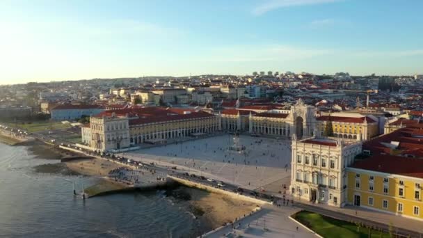 드론으로 포르투갈 리스본 광장에서 오거스타 아치를 수있다 — 비디오