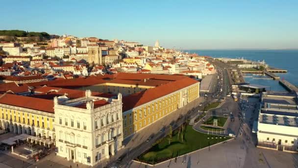葡萄牙里斯本商业广场奥古斯塔街拱门的空中无人机图像 冬日落日 — 图库视频影像