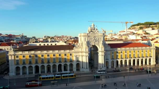 드론으로 포르투갈 리스본 광장에서 오거스타 아치를 수있다 광장에 크리스마스 — 비디오