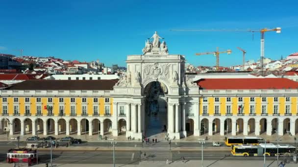 ポルトガルのリスボンのCommerce Squareからオーガスタ通りアーチの空中ドローンビュー 青空と晴れた日 ジョセフ1世ポルトガル王像 — ストック動画
