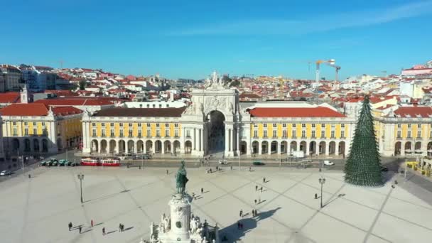 드론으로 포르투갈 리스본 광장에서 오거스타 아치를 수있다 하늘이 빛나는 — 비디오