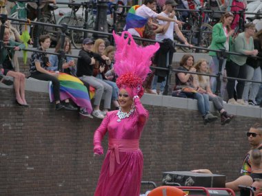 Utrecht, Hollanda - 4 Haziran 2022: LGBTQI + kamu botlarıyla Utrecht Kanal Onur Yürüyüşü. 