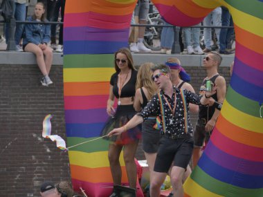 Utrecht, Hollanda - 4 Haziran 2022: LGBTQI + kamu botlarıyla Utrecht Kanal Onur Yürüyüşü. 