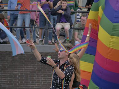 Utrecht, Hollanda - 4 Haziran 2022: LGBTQI + kamu botlarıyla Utrecht Kanal Onur Yürüyüşü. 