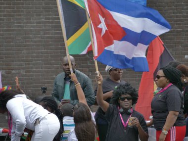 Utrecht, Hollanda - 4 Haziran 2022: LGBTQI + kamu botlarıyla Utrecht Kanal Onur Yürüyüşü. 