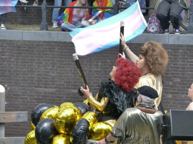 Utrecht, Hollanda - 4 Haziran 2022: LGBTQI + kamu botlarıyla Utrecht Kanal Onur Yürüyüşü. 