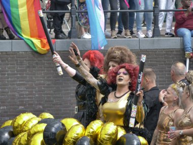 Utrecht, Hollanda - 4 Haziran 2022: LGBTQI + kamu botlarıyla Utrecht Kanal Onur Yürüyüşü. 