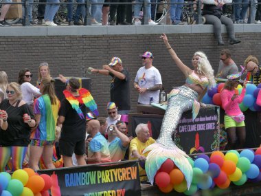 Utrecht, Hollanda - 4 Haziran 2022: LGBTQI + kamu botlarıyla Utrecht Kanal Onur Yürüyüşü. 