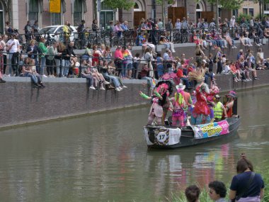 Utrecht, Hollanda - 4 Haziran 2022: LGBTQI + kamu botlarıyla Utrecht Kanal Onur Yürüyüşü. 