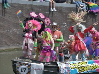 Utrecht, Hollanda - 4 Haziran 2022: LGBTQI + kamu botlarıyla Utrecht Kanal Onur Yürüyüşü. 
