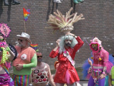 Utrecht, Hollanda - 4 Haziran 2022: LGBTQI + kamu botlarıyla Utrecht Kanal Onur Yürüyüşü. 
