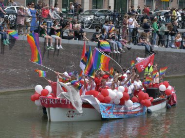 Utrecht, Hollanda - 4 Haziran 2022: LGBTQI + kamu botlarıyla Utrecht Kanal Onur Yürüyüşü. 