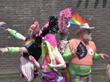 Utrecht, Hollanda - 4 Haziran 2022: LGBTQI + kamu botlarıyla Utrecht Kanal Onur Yürüyüşü. 