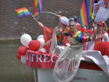 Utrecht, Hollanda - 4 Haziran 2022: LGBTQI + kamu botlarıyla Utrecht Kanal Onur Yürüyüşü. 
