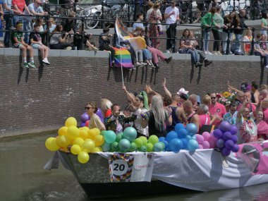 Utrecht, Hollanda - 4 Haziran 2022: LGBTQI + kamu botlarıyla Utrecht Kanal Onur Yürüyüşü. 