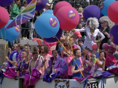 Utrecht, Hollanda - 4 Haziran 2022: LGBTQI + kamu botlarıyla Utrecht Kanal Onur Yürüyüşü. 