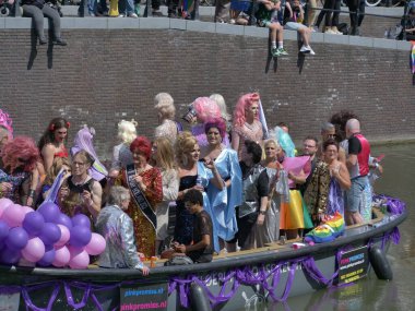 Utrecht, Hollanda - 4 Haziran 2022: LGBTQI + kamu botlarıyla Utrecht Kanal Onur Yürüyüşü. 