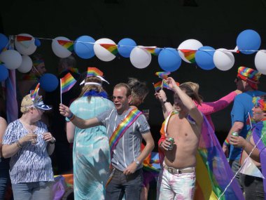 Utrecht, Hollanda - 4 Haziran 2022: LGBTQI + kamu botlarıyla Utrecht Kanal Onur Yürüyüşü. 