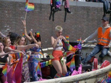 Utrecht, Hollanda - 4 Haziran 2022: LGBTQI + kamu botlarıyla Utrecht Kanal Onur Yürüyüşü. 