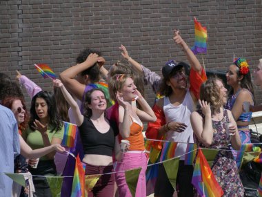Utrecht, Hollanda - 4 Haziran 2022: LGBTQI + kamu botlarıyla Utrecht Kanal Onur Yürüyüşü. 