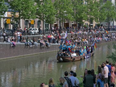 Utrecht, Hollanda - 4 Haziran 2022: LGBTQI + kamu botlarıyla Utrecht Kanal Onur Yürüyüşü. 