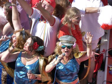 Utrecht, Hollanda - 4 Haziran 2022: LGBTQI + kamu botlarıyla Utrecht Kanal Onur Yürüyüşü. 