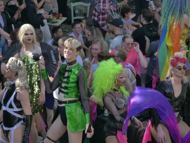 Utrecht, Hollanda - 4 Haziran 2022: LGBTQI + kamu botlarıyla Utrecht Kanal Onur Yürüyüşü. 