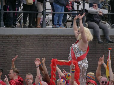 Utrecht, Hollanda - 4 Haziran 2022: LGBTQI + kamu botlarıyla Utrecht Kanal Onur Yürüyüşü. 