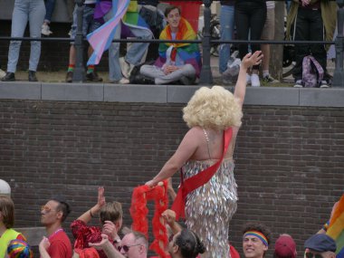 Utrecht, Hollanda - 4 Haziran 2022: LGBTQI + kamu botlarıyla Utrecht Kanal Onur Yürüyüşü. 