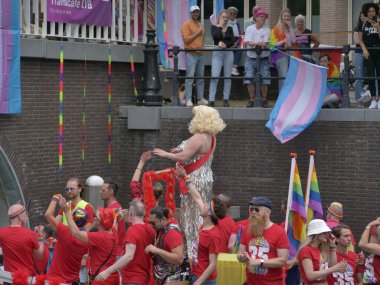 Utrecht, Hollanda - 4 Haziran 2022: LGBTQI + kamu botlarıyla Utrecht Kanal Onur Yürüyüşü. 