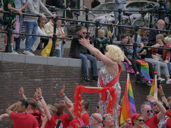 Utrecht, Hollanda - 4 Haziran 2022: LGBTQI + kamu botlarıyla Utrecht Kanal Onur Yürüyüşü. 