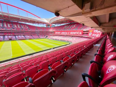 Lizbon, Portekiz - 9 Ağustos 2021 - Sport Lisboa e Benfica futbol stadyumu. Luz arenası. Kapalı bakış açısı
