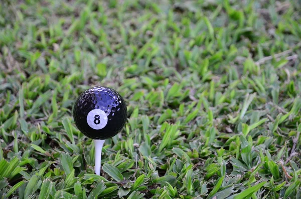 Schwarzer Golfball auf weißem Abschlag - b — Stockfoto