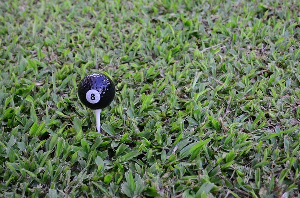 Schwarzer Golfball auf weißem Abschlag — Stockfoto