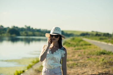 Nehir kenarında konuşan havalı kız..