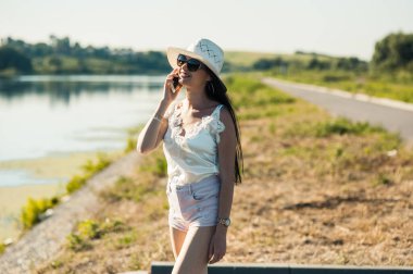 Nehir kenarında konuşan havalı kız..