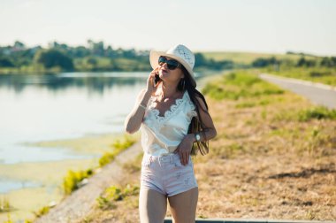 Nehir kenarında konuşan havalı kız..