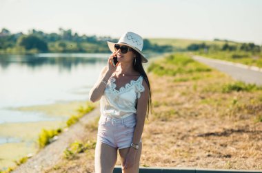 Nehir kenarında konuşan havalı kız..