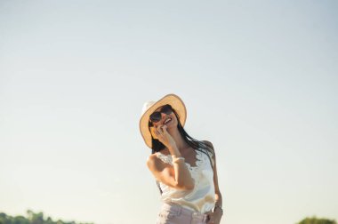 Nehir kenarında konuşan havalı kız..